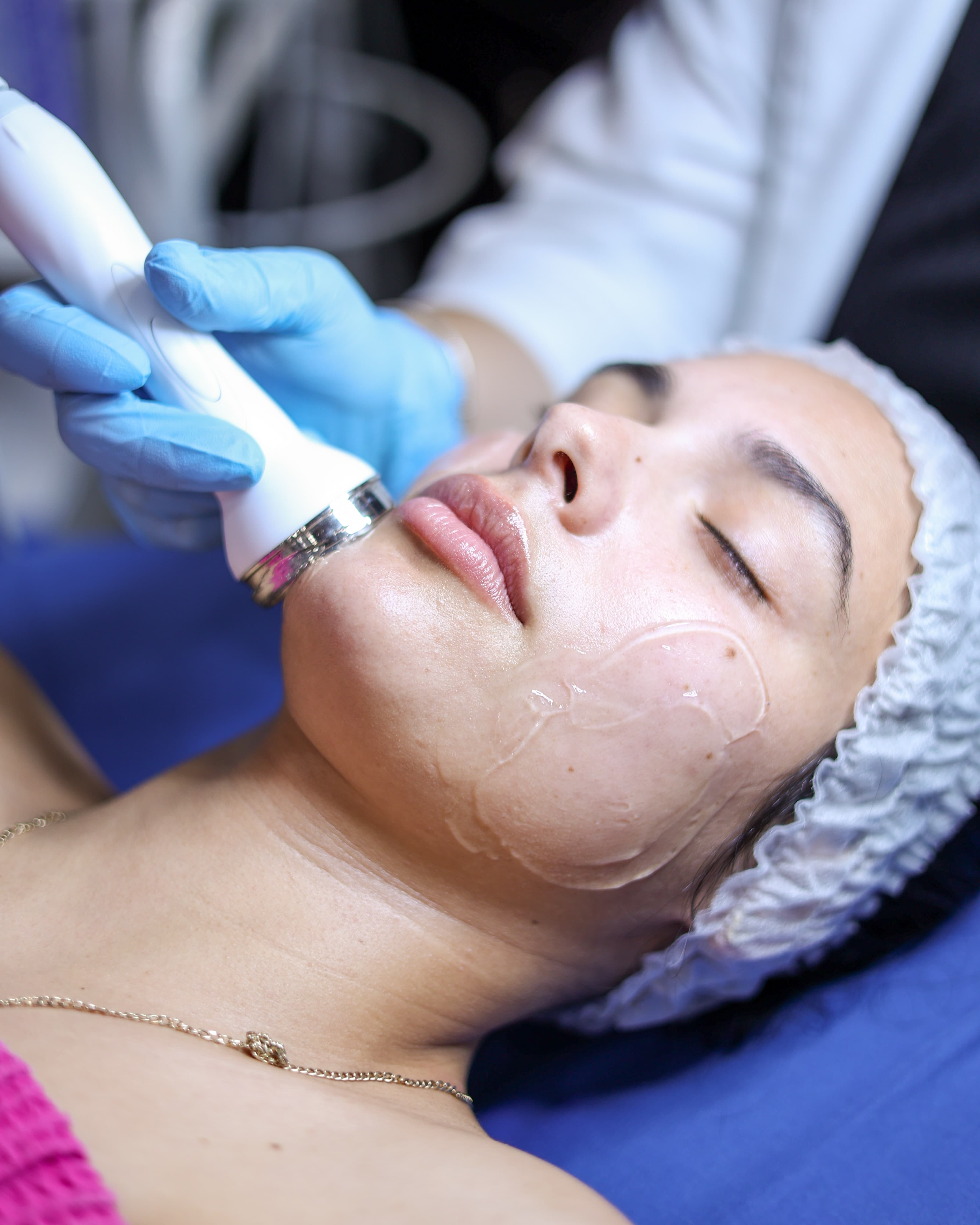 Estudiantes de Nouvelle Institute en clase práctica