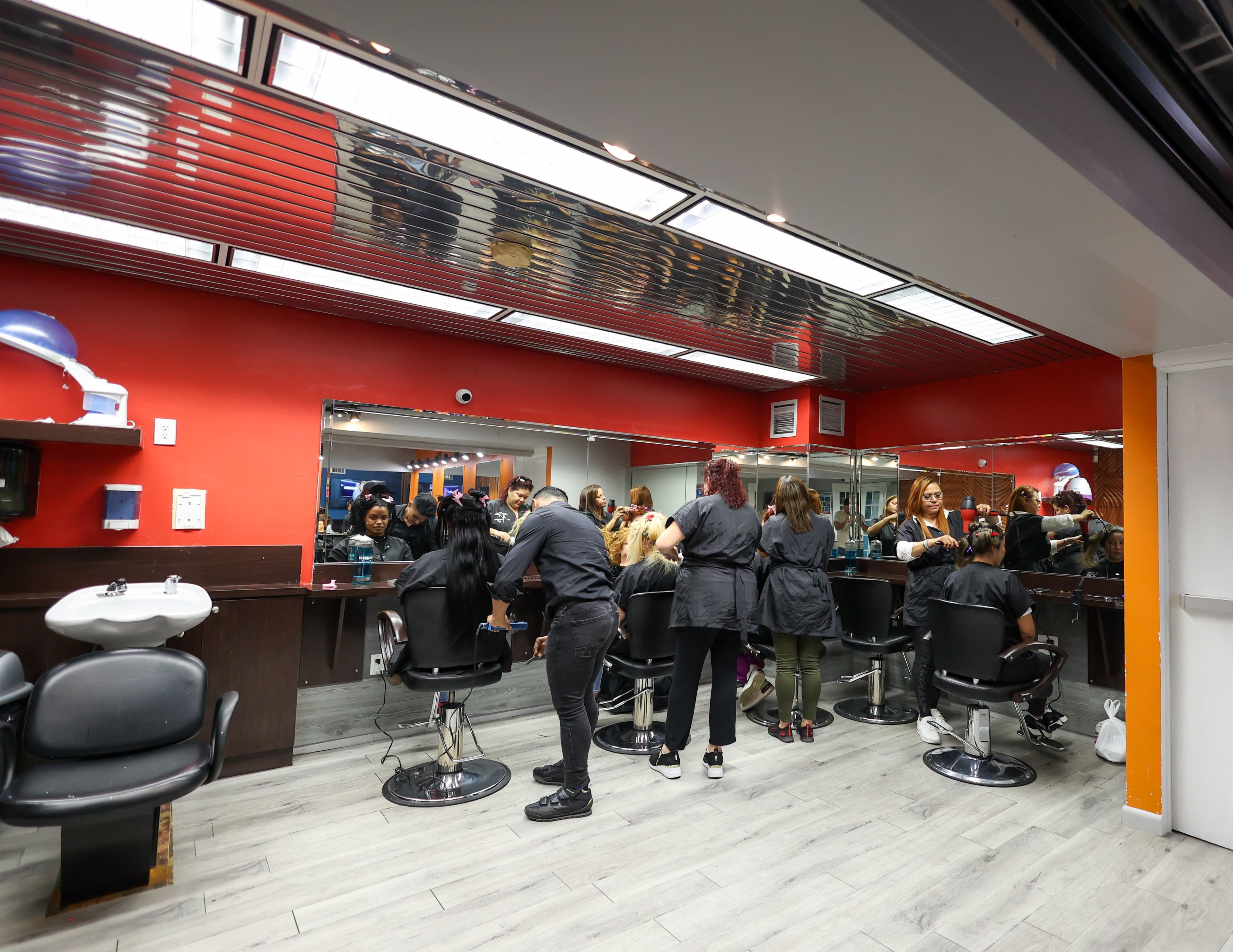 Estudiantes de Nouvelle Institute en clase práctica