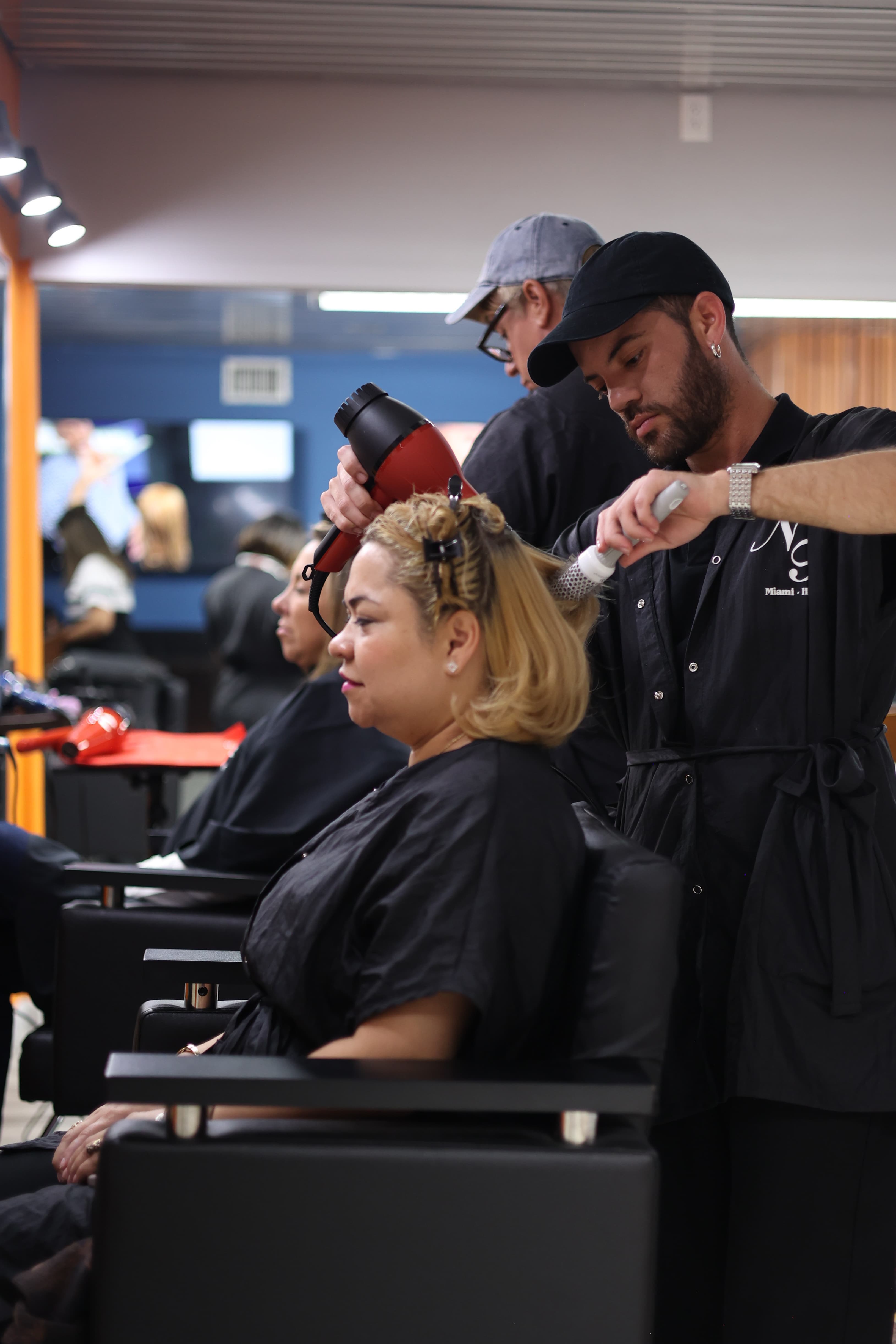 Estudiantes de Nouvelle Institute en clase práctica
