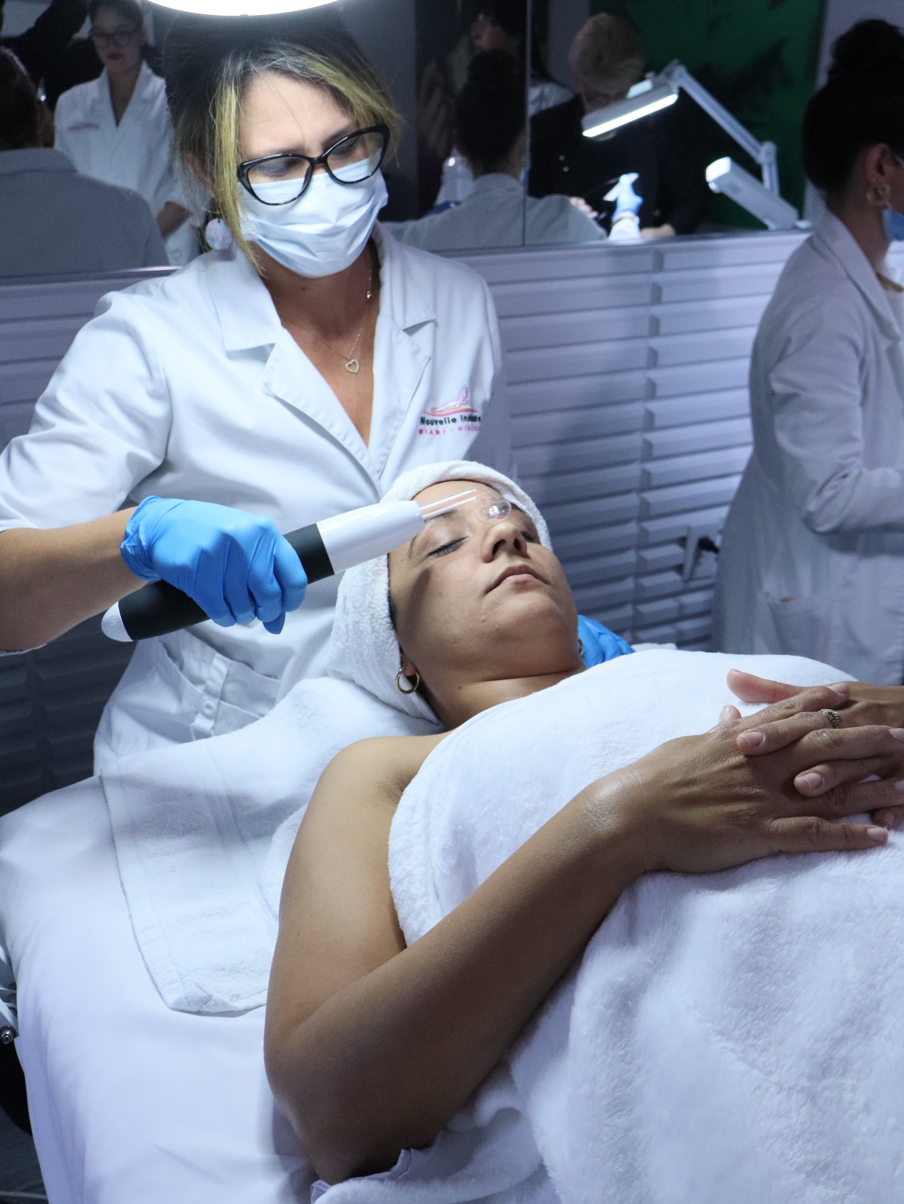 Estudiantes de Nouvelle Institute en clase práctica