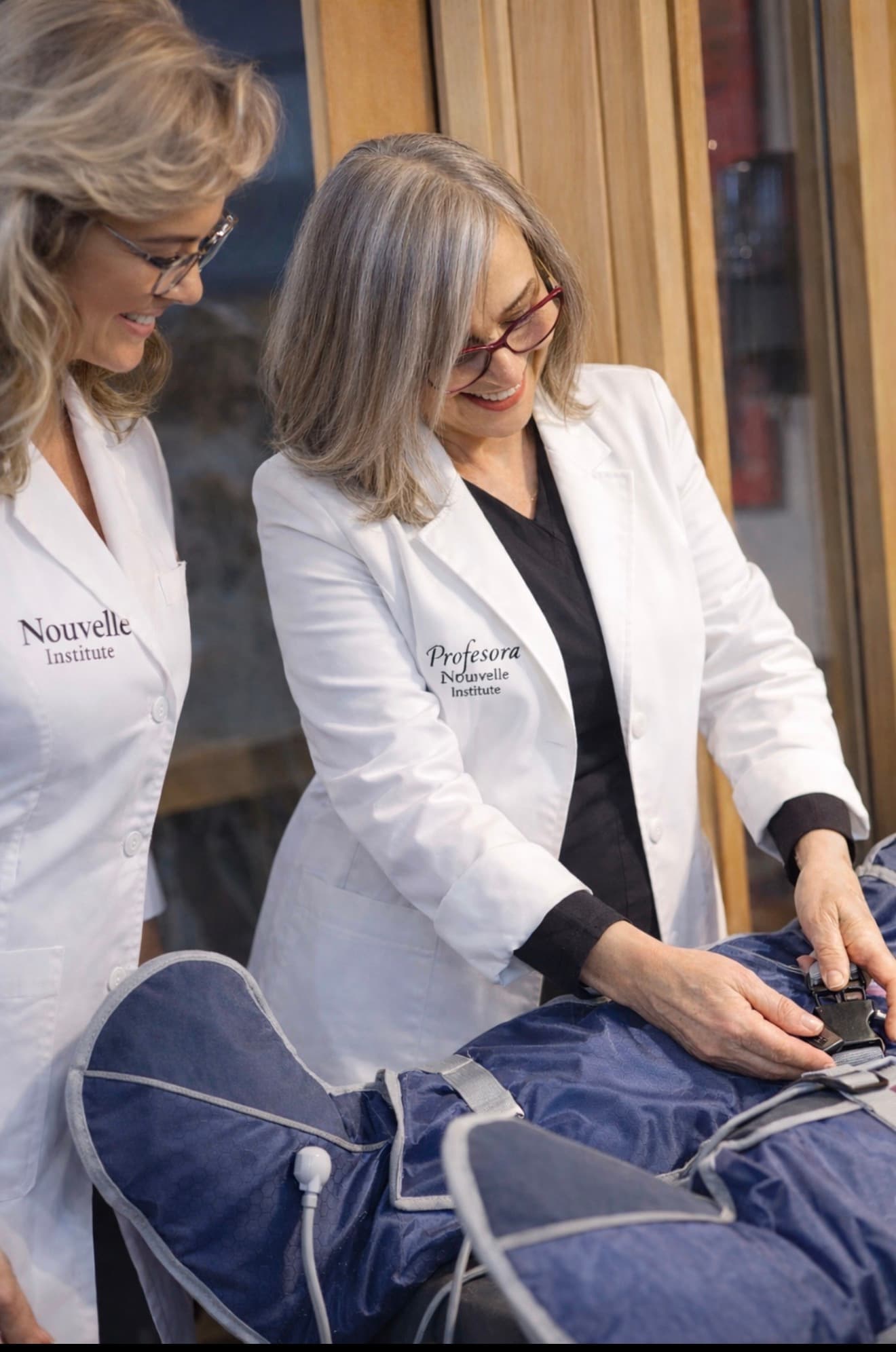 Estudiantes de Nouvelle Institute en clase práctica